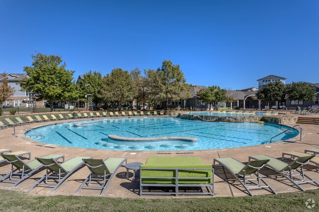 Resort-Style Pool with Sun Deck - Woodlands of College Station