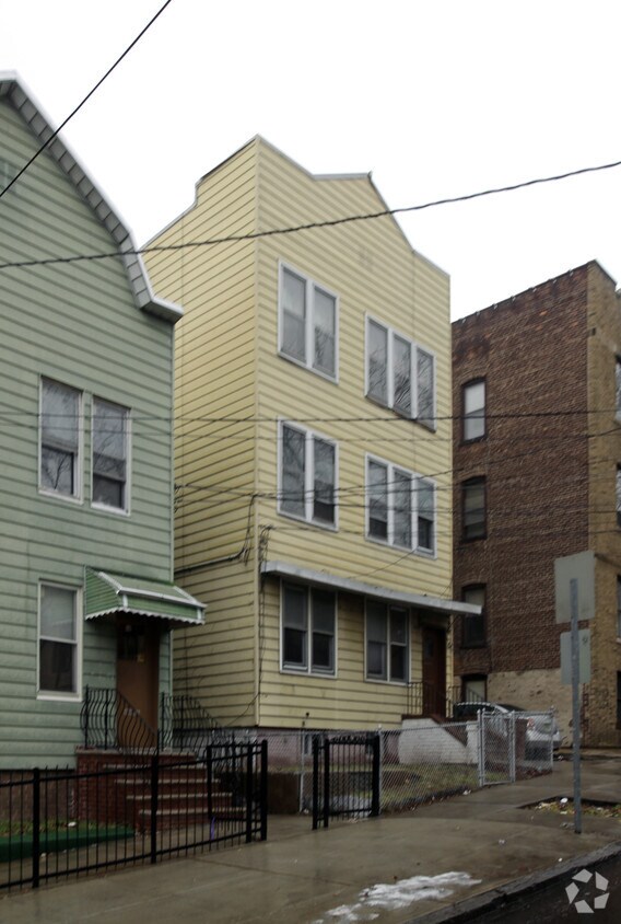 Primary Photo - 146 Carlton Ave