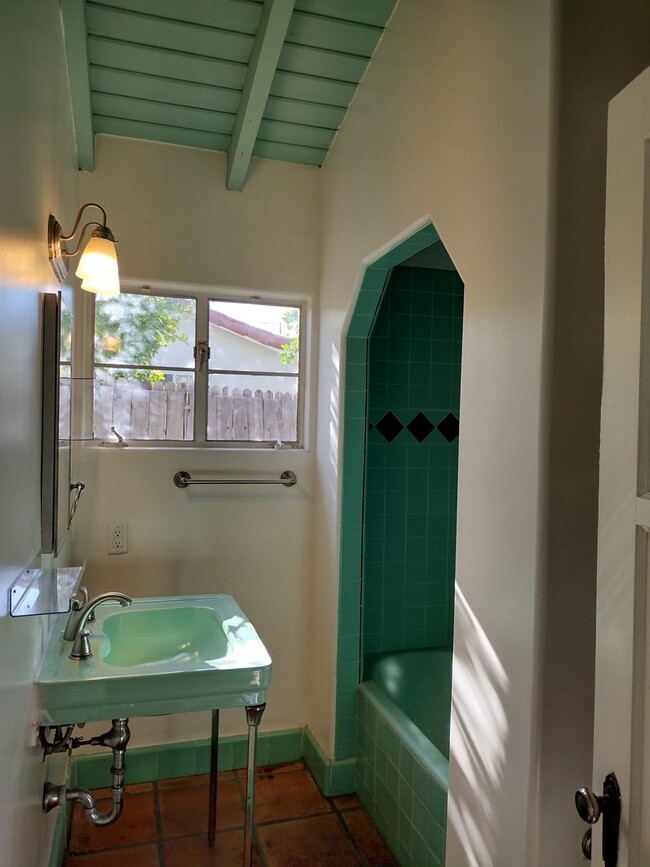 Building Photo - 2 Bed / 2 Bath Spanish-Style Home with Det...