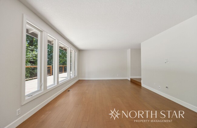 Building Photo - One Level Living in Lake Oswego