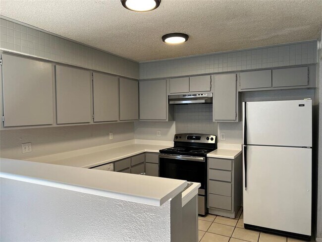 Foto del edificio - 12108 Copper Tree Pvt Ln