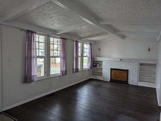 Livingroom with built-in bookcases - 9505 E Broadway Ave