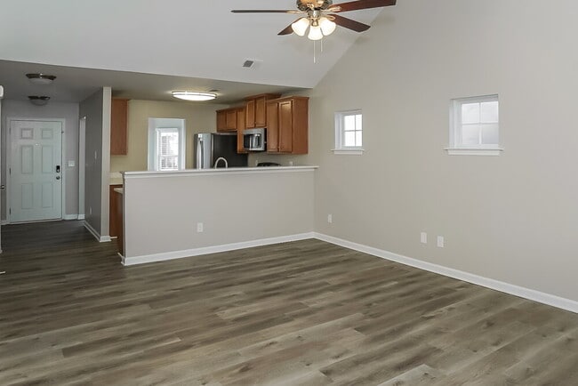 Building Photo - 550 Hill Crest Cir