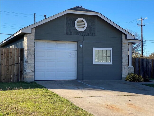 Building Photo - 408 Hideaway Ln