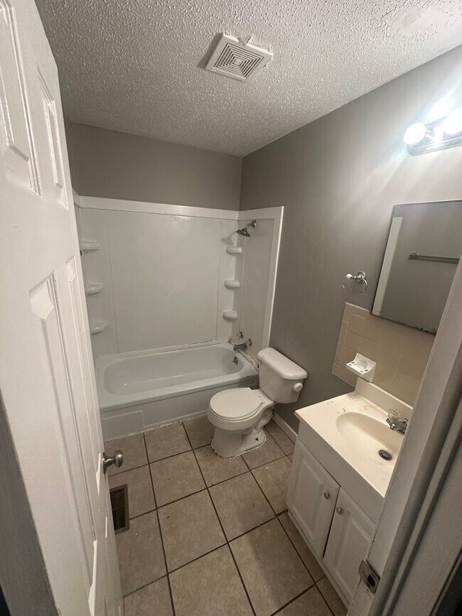 Foto del edificio - 4 Bedroom and 2 Bath home with large yard