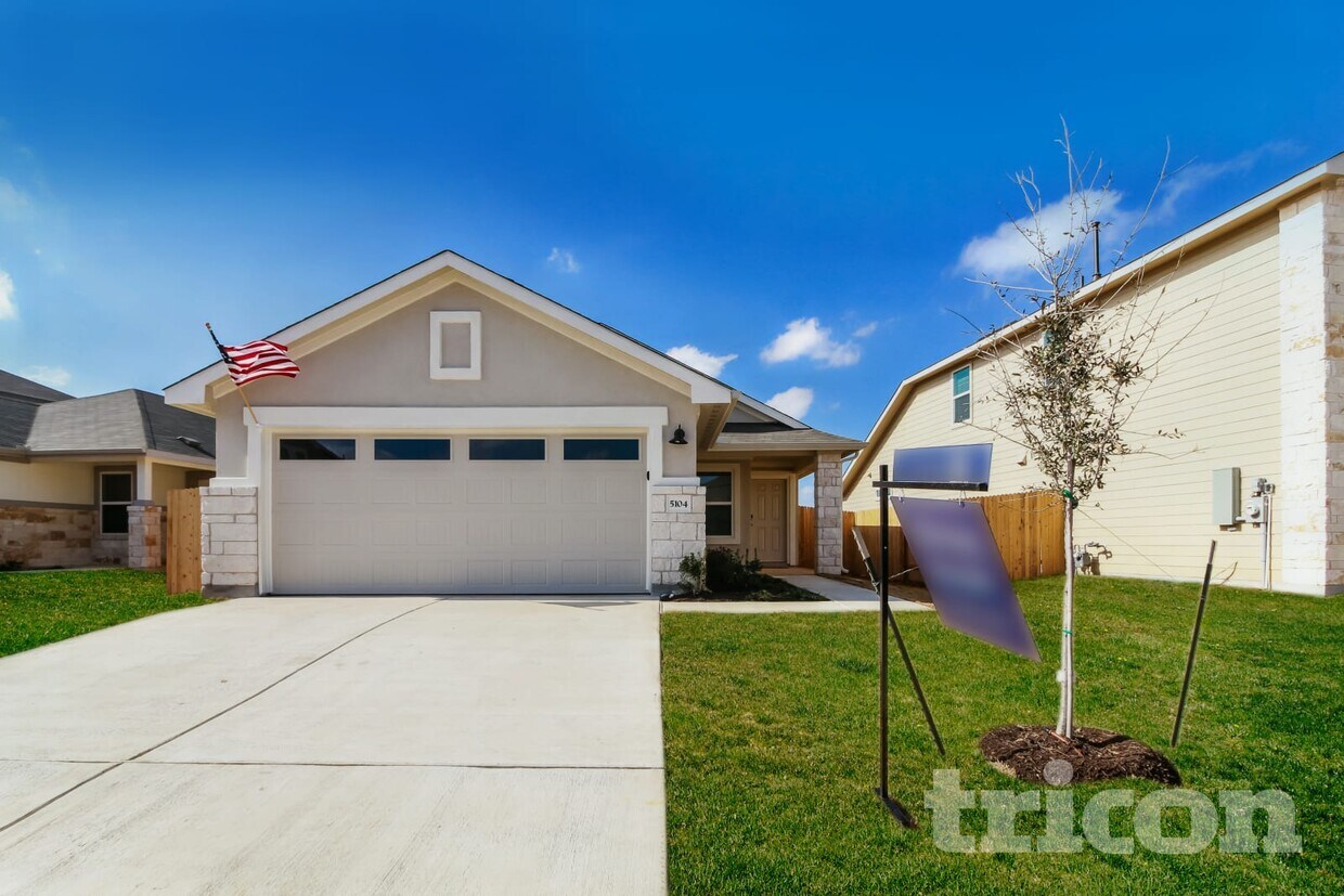 Foto principal - 5104 Saddle Clb Dr