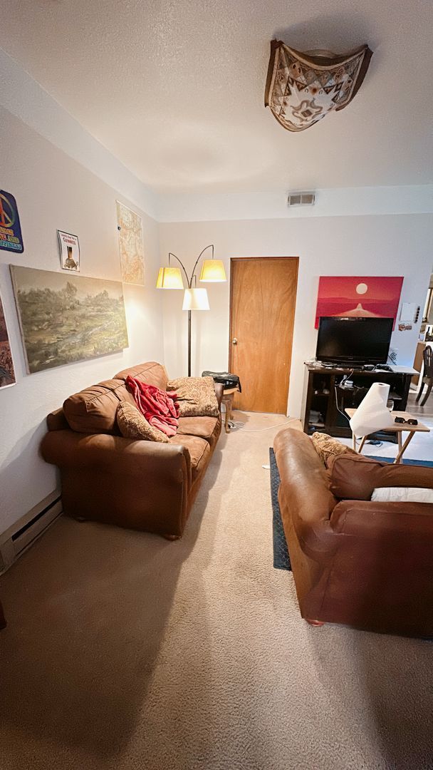 Foto del edificio - PRELEASE: 5 bdrm/2 bath in York neighborhood