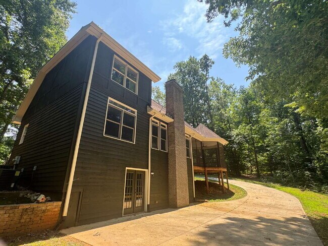 Building Photo - Beautiful Home Available Immediately in Se...