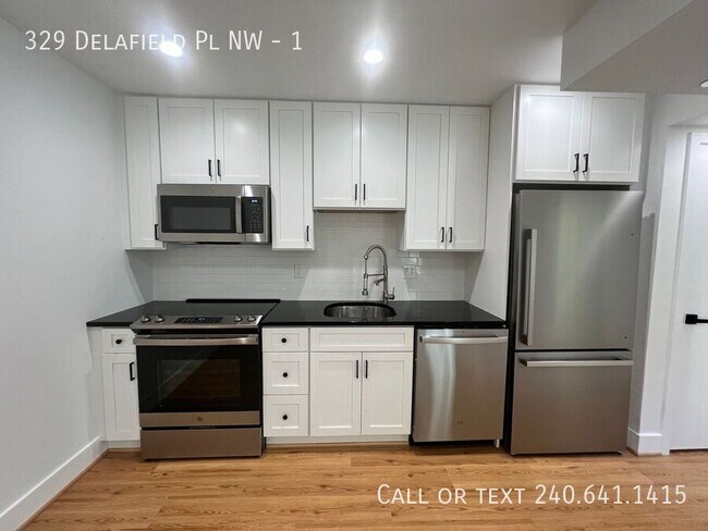 Foto del edificio - 329 Delafield Pl NW