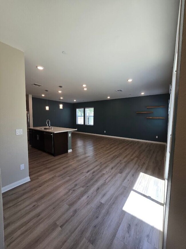 Foto del edificio - 3-Bedroom Home in Gated Community with Mod...