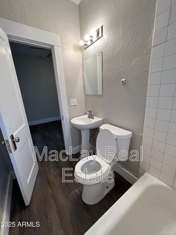 Foto del edificio - 2032 W Adams St