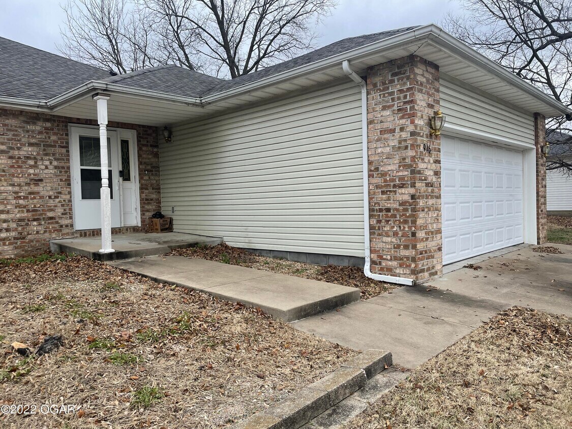 916 Briarview Dr, Carl Junction, MO 64834 Condo for Rent in Carl