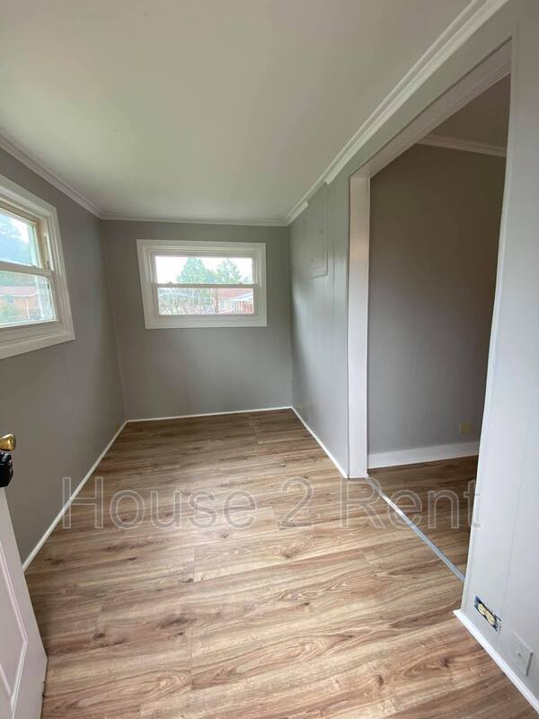 Building Photo - 310 N Mulberry St