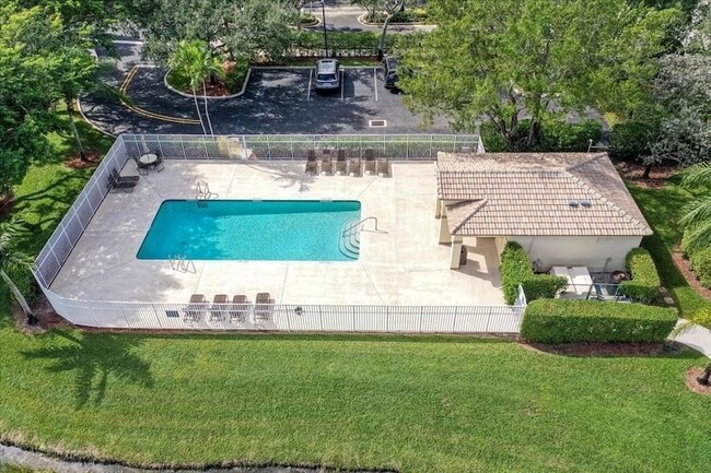 Building Photo - 4722 Lago Vista Dr