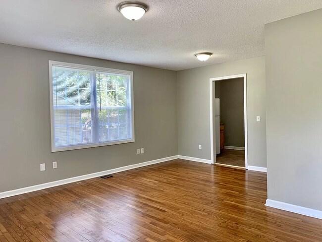 Foto del edificio - Cozy 2-Bedroom Home with Spacious Yard?Pet...