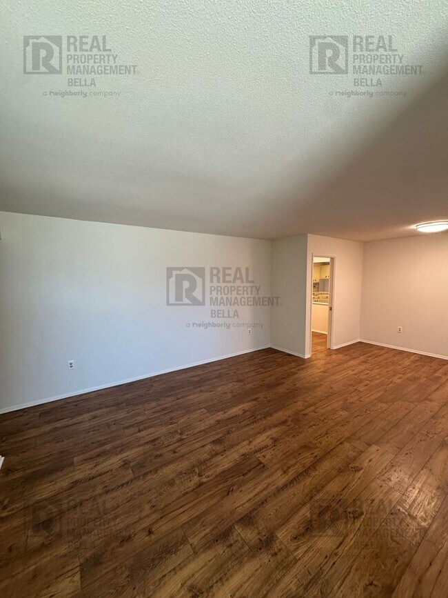 Foto del edificio - Spacious 3-Bedroom Home with Sunroom & Upg...