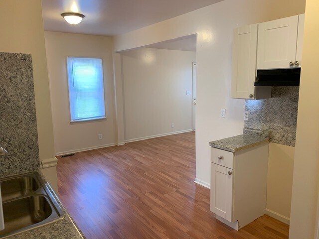 Foto del edificio - $910.00 - 2 Beds | 1 Bath House in Burton with a basement & deck