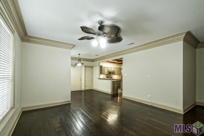 Triple crown moulding - 710 E Boyd Dr