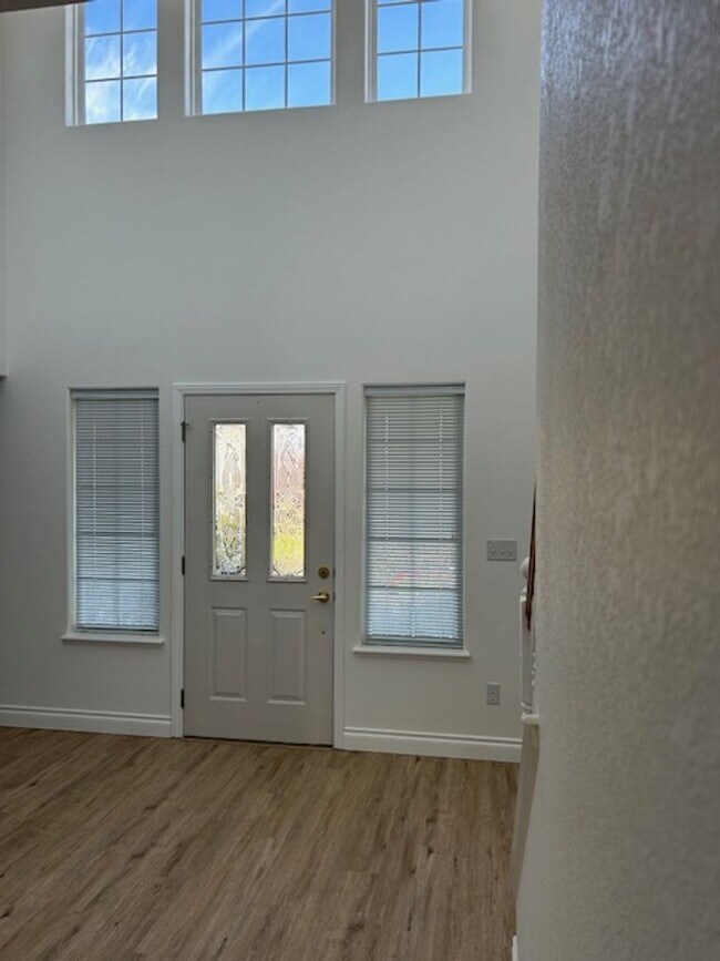 Building Photo - Large Beautiful Home in the Barkley Neighb...