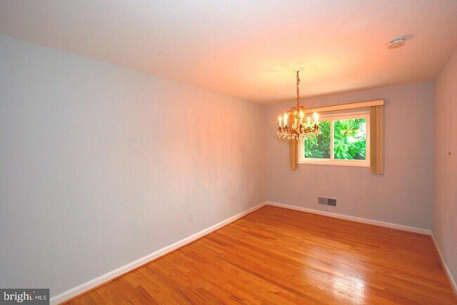 Building Photo - 8618 Hempstead Ave
