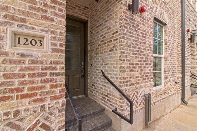 Building Photo - 1203 Shore District Dr