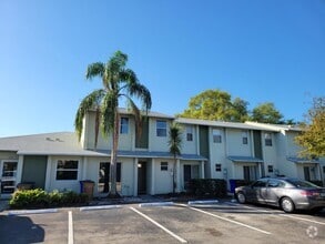 Building Photo - 886 Crystal Lake Dr