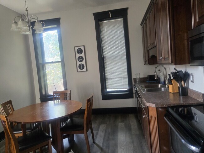 Foto del edificio - "2-Bed Furnished Gem close to the University of Louisville!"