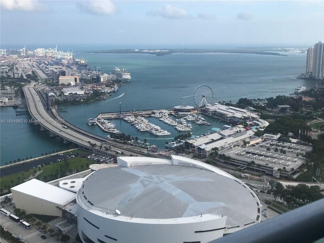 Foto principal - 900 Biscayne Blvd