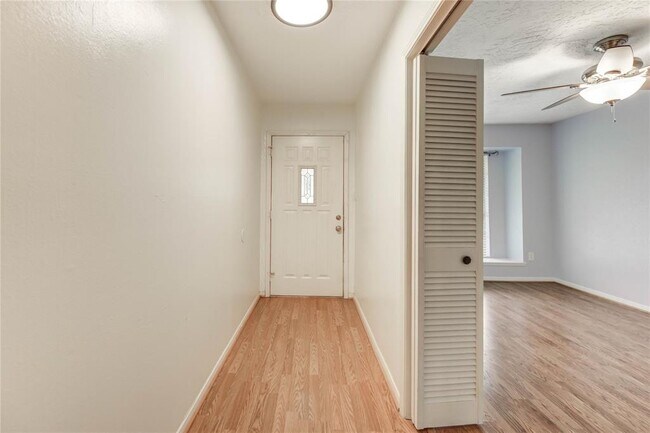 Foto del edificio - 12207 Meadowdale Dr