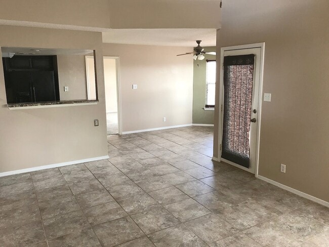 Building Photo - West El Paso 3 bed refrig A/C Home with Bo...
