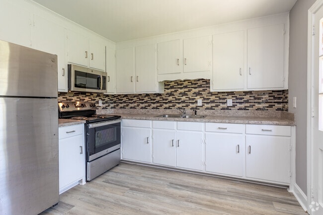 2BR, 1BA - 916SF - Kitchen - Briarcliff Apartments