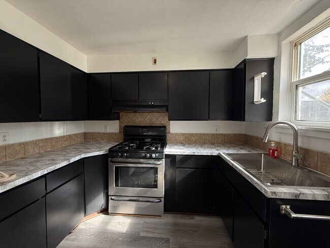 Building Photo - 3-bedroom, 1-bath Townhouse in Silvis - $1...