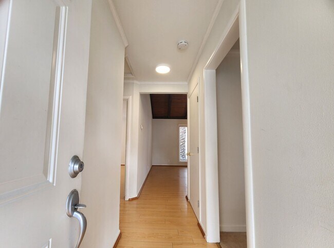 Foto del edificio - Check out this cozy 2-bedroom, 1-bathroom apartment located in the heart of Mountain View!