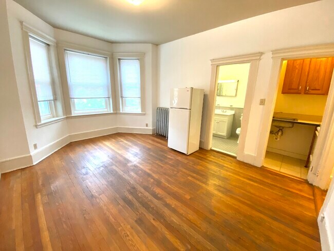 Foto del edificio - 28 Westland Ave