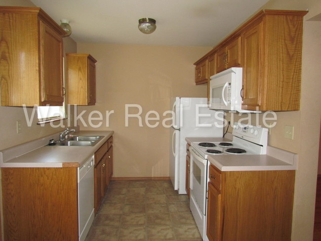 Building Photo - 20370 Skyview Dr
