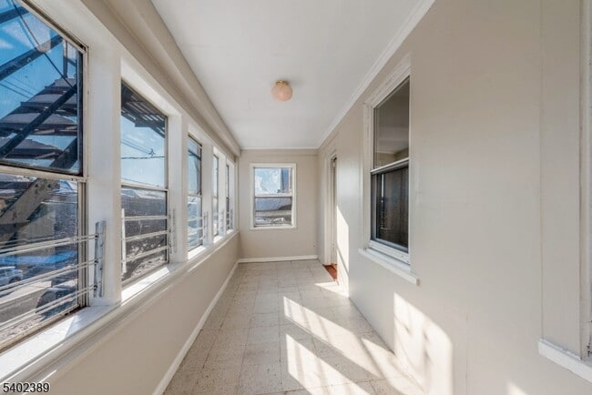 Foto del edificio - 525 Maple Ave