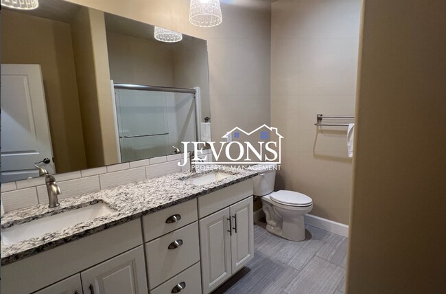 Foto del edificio - Charming 4-bedroom home featuring a fully ...