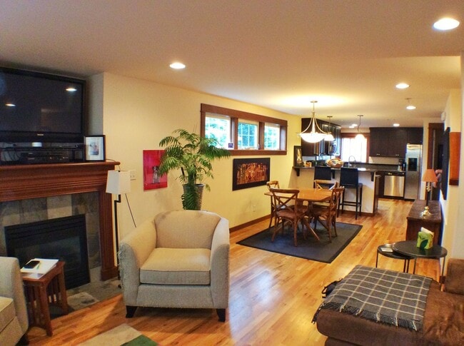 Photo - Bright and Sunny Townhouse