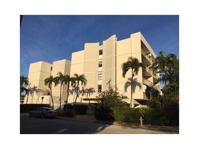 Foto del edificio - 7601 Byron Ave