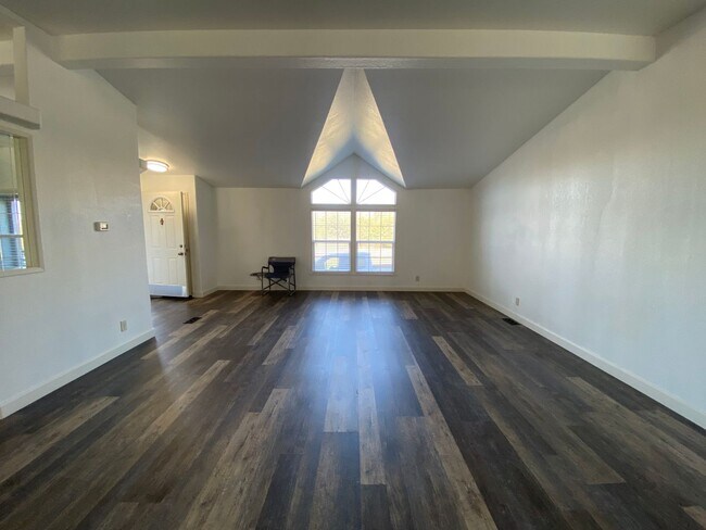 Building Photo - Spacious 4 bedroom 2 bathroom Paynes Creek...