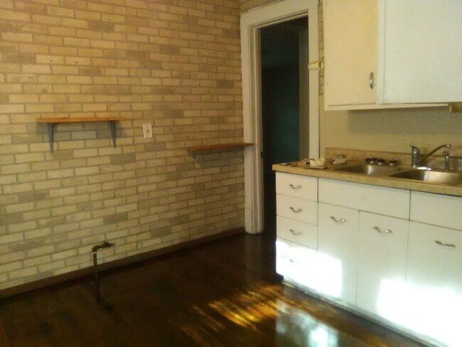 Foto del edificio - LARGE HOME IN MILLER!