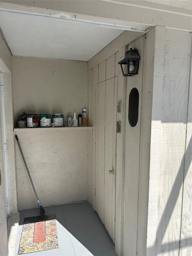 Building Photo - 4622 Holly Lake Dr