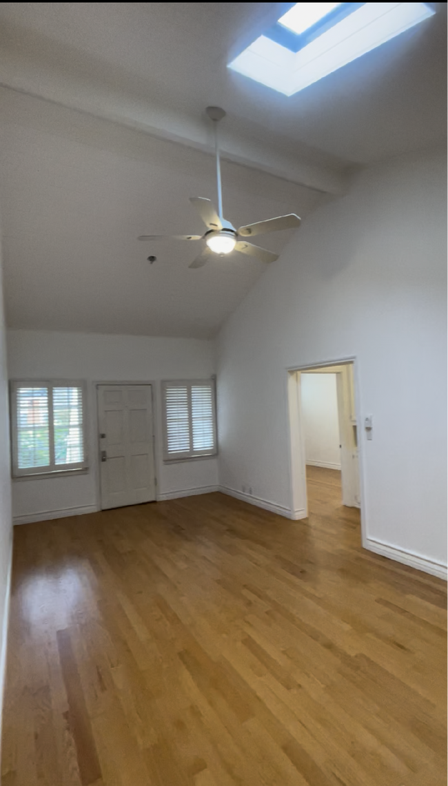 Entrada - 1200 Pine Ave