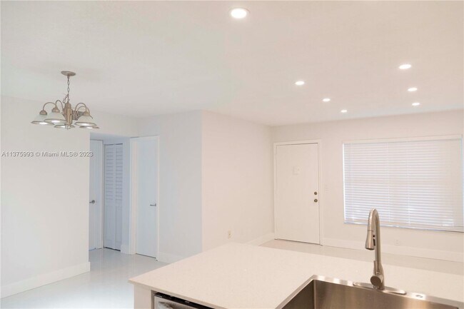 Foto del edificio - 2500 W 67th Pl