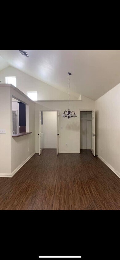Primary Photo - 420 E McKinney St