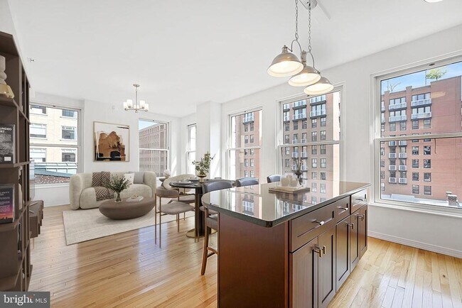 Foto del edificio - 675 E St NW