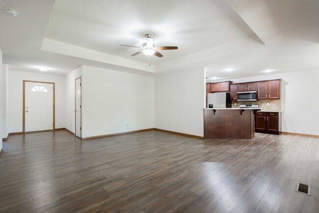 Foto del edificio - 3 BED, 2 BATH, 2 CAR GARAGE DUPLEX - Avail...