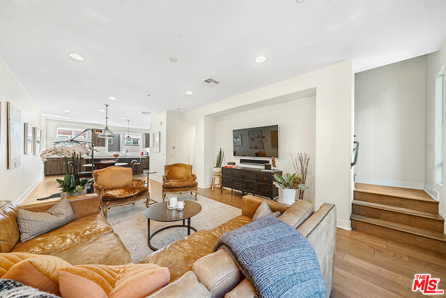 Building Photo - 646 N Gramercy Pl