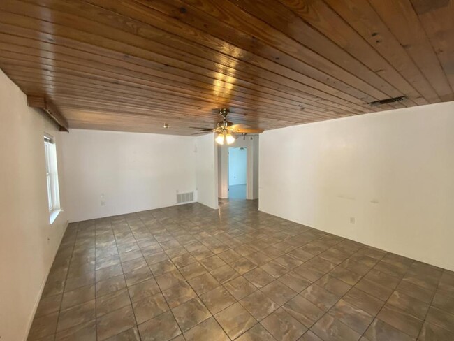 Foto del edificio - 1122 Rhonda Lee St