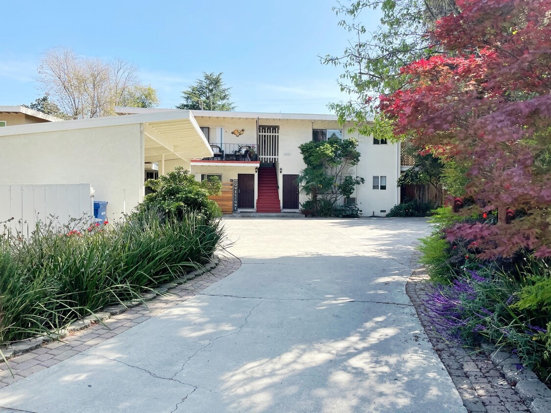 Primary Photo - 923 Ravenscourt Ave